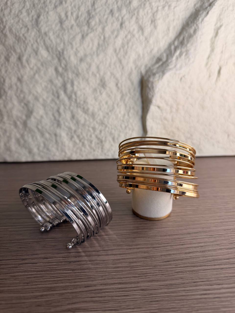 Bracciale Rigido Multifilo Geometrico – Confezione da 12 Pezzi