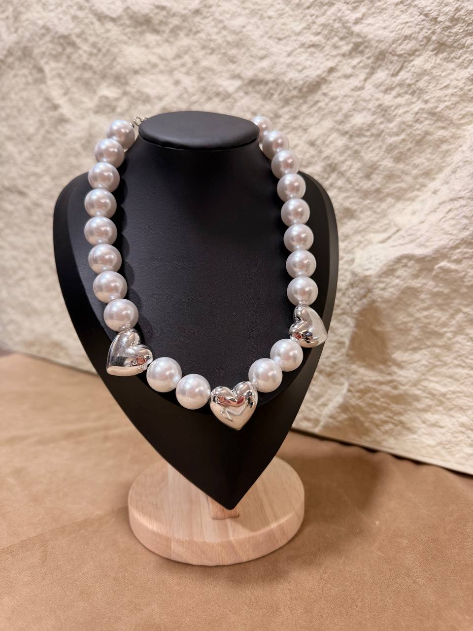 Collana Perle con Tre Cuori Lucidi – Confezione da 12 Pezzi
