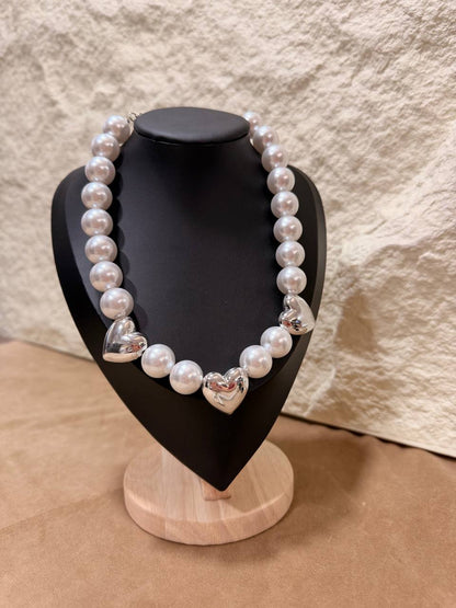 Collana Perle con Tre Cuori Lucidi – Confezione da 12 Pezzi