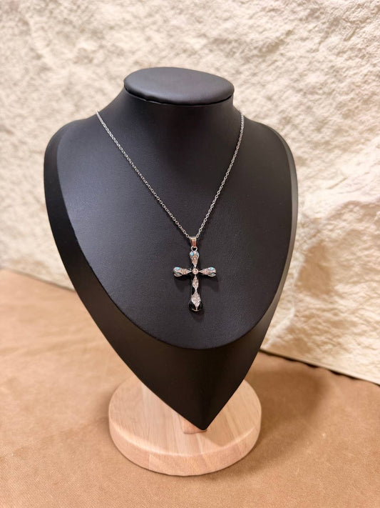 Collana Croce Vintage con Smalto Nero e Pietre Turchesi – Confezione da 12 Pezzi