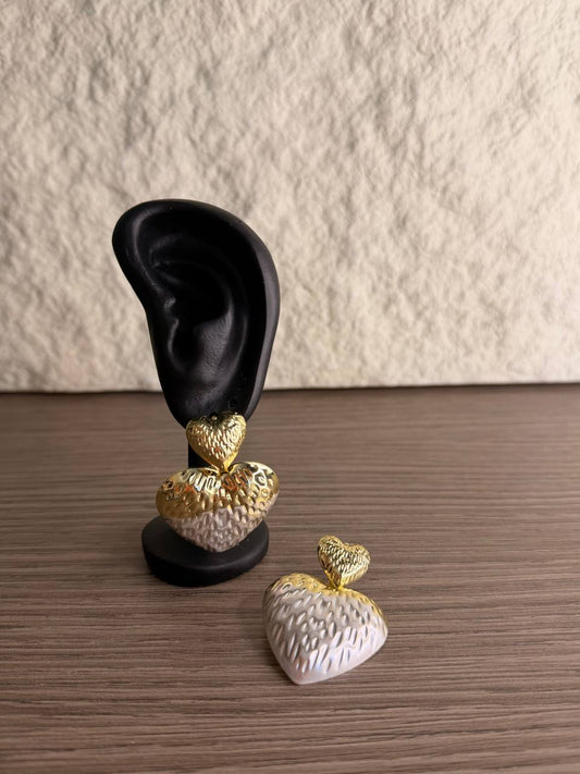 Orecchini Doppio Cuore Bicolore Martellati – Confezione da 12 Set