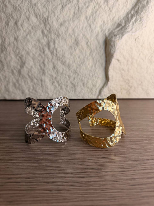 Bracciale Rigido Incrociato Martellato – Confezione da 12 Pezzi